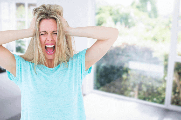 mujer gritando de frustración por información de dieta contradictoria